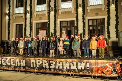 КОЛЕДЕН ФЕСТИВАЛ ЗАВЛАДЯ С МАГИЯ ЖИТЕЛИТЕ И ГОСТИТЕ  НА ОБЩИНА ЦАРЕВО 1