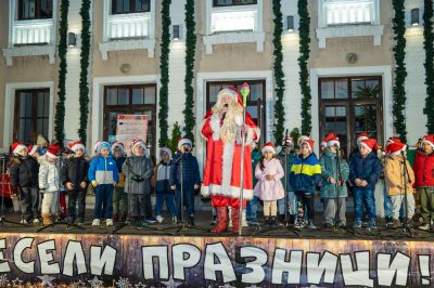 КОЛЕДЕН ФЕСТИВАЛ ЗАВЛАДЯ С МАГИЯ ЖИТЕЛИТЕ И ГОСТИТЕ  НА ОБЩИНА ЦАРЕВО 2