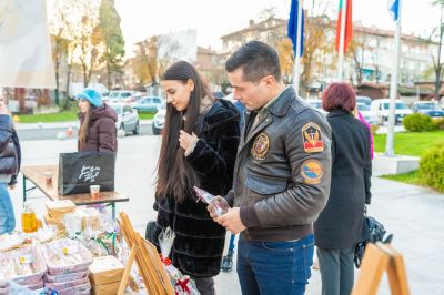 КОЛЕДЕН ФЕСТИВАЛ ЗАВЛАДЯ С МАГИЯ ЖИТЕЛИТЕ И ГОСТИТЕ  НА ОБЩИНА ЦАРЕВО 4